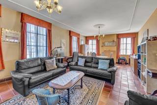 Voor meer info of een bezoek, bel 053 59 49 33 - Op een goede locatie in Denderhoutem bevindt zich deze charmante woning. Mits renovatie maakt...