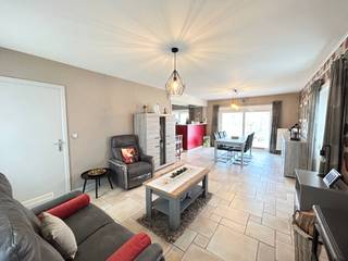 [[ DIT PAND NEEMT DEEL AAN DE ERA OPEN HUIZEN DAG OP 6/12 VAN 9:30 TOT 10:30 ]] Instapklare woning met garage. De praktische indeling en verzorgde...