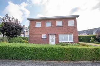 Een perfect onderhouden, statige gezinswoning op een goeie ligging!<br /><br />Een open bebouwing met inkom, ruime en lichtrijke living, keuken, wc, praktische wasplaats, 3 slaapkamers, badkamer, zolder, afzonderlijke garage en leuke tuin met tuinhuis.<br /><br />Een rustige ligging in Kuurne met vlotte verbinding naar handelszaken, openbaar vervoer en stad Kortrijk.<br /><br />Wenst u de woning te bezoeken? Geef ons een seintje op 09/388.53.53 of mailen naar sylvie@immoroba.be. Tot binnenkort!