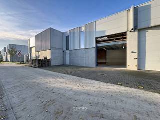 <div><span><strong><span><span><span><span><span><span><span><span><span><span><span><span>Recent MAGAZIJN (142m²), inclusief 2 parkeerplaatsen te Uitkerke!</span></span></span></span></span></span></span></span></span></span></span></span></strong></span></div>
<div><u><strong>Benaderende bruto-AFMETINGEN: </strong></u><br />12m breed x 12m diep.<br />tussenverdieping: Circa 70m2.<br />2 parkeerplaatsen.<br /><br /><u><strong>AFWERKING:</strong></u>
<ul>
<li>Stalen Constructie. </li>
<li>Gevelwanden in grote (10cm) sandwichpanelen met grote (10cm) betonplint (op 1,4m hoog).</li>
<li>besloten (4cm XPS) vloerplaat, voldoende voldaan wordt aan de EPB-norm voor industriële gebouwen.</li>
<li>Gepolierde en gewapende betonvloer (15cm), in vakken gezaagd om krimpscheuren tot een minimum te herleiden.</li>
<li>Installatie (10cm PIR) plat dak (2 laagse dakverdichting) met centrale lichtstraat (dubbelwandige polycarbonaat platen), voorzien voor extra belasting van zonnepanelen 20kg/m2.</li>
<li>1 gelijktijdige, elektrische sectionaalpoort (h: 4,5m; b: 4m). </li>
<li>Afzonderlijke aluminium inkomdeur met raam, voorzien van aluminium schrijnwerk en hoogrendementsbeglazing. </li>
<li>Vrije hoogte van 7m, muurhoogte: 7,91m. </li>
<li><strong>16 ZONNEPANELEN aanwezig!</strong></li>
<li>Elektriciteit goedgekeurd.</li>
</ul>
<br /><strong>Brandklasse C:</strong> voldoet aan de sterkte brandweernormen! Alle activiteiten mogelijk.<br /><br /><u><strong>NUTSVOORZIENINGEN:</strong></u><br />Alle voorzieningen zijn getroffen voor aansluiting van stadswater, elektriciteit (3 x 400V, 32A), internet. <br />Er is een gescheiden rioleringsstelsel voorzien voor afvoer regenwater en afvalwater. Er is een afvoer voorzien voor sanitaire module.<br />Er is een RW-put van 15.000 liter voorzien. Deze regenput is voorzien van een aanzuigleiding socarex.<br /><br /><u><strong>BESTEMMING:</strong></u><br />De zone is bedoeld voor kleine en middelgrote ondernemingen.<br />Géén kleinhandel en autonome toonzalen.<br /><br /><u><strong>LIGGING: </strong></u><strong>VLOTTE verbindingsmogelijkheden!</strong><br />Op enkele honderden meters van N32 (Brugge-Roeselare)<br />Op enkele kilometers van autosnelwegen E403/E40/A11.<br /><br />Aarzel zeker niet om ons te contacteren voor verdere info en/of een bezoek aan dit interessante magazijn te Uitkerke (Blankenberge): 050/70.01.02 - info@centro.be.</div>