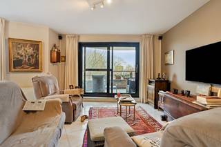 Verrassend ruim appartement te koop met 2 slaapkamers, magnifiek terras en privé garage te Ieper centrum. Het appartement is centraal gelegen...