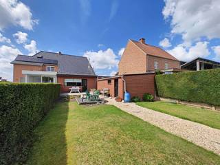 Charmante halfopen woning in het landelijke Leut tegenover de school en op wandelafstand van de MaasIn het rustige en groene Leut vindt u deze zeer...