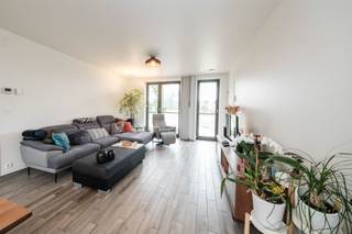 <p>Welkom bij dit prachtige appartement in Aarschot! Dit moderne woonproject biedt een unieke combinatie van comfort, ruimte en praktische voorzieningen die perfect aansluit bij een hedendaagse levensstijl.</p><p>Met een bewoonbare oppervlakte van 125 m² biedt dit appartement veel mogelijkheden. Het heeft een eigen inkomhal. De open, lichtrijke woonkamer met directe toegang tot een ruim terras creëert een perfecte plek om te ontspannen en van het buitenleven te genieten. Het moderne interieur, voorzien van hoogwaardige afwerkingen en tijdloos design, straalt elegantie en functionaliteit uit. De goed uitgeruste keuken met alle nodige apparatuur maakt het bereiden van maaltijden een genoegen.</p><p>De ruime slaapkamer biedt voldoende ruimte voor een comfortabel slaapvertrek. De moderne badkamer is voorzien van een luxe ligbad, douche en extra toilet. Kortom, alles wat je nodig hebt voor jouw dagelijkse routine.</p><p>Een bijzonder voordeel van dit appartement is de beschikking over eigen inpandige garage en een extra parkeerplaats in de kelderverdieping, wat uitzonderlijk is voor een appartement van deze grootte. Dit biedt niet alleen bescherming voor jouw voertuigen, maar ook waardevolle opslagruimte.</p><p>De woonwijk is zorgvuldig ontworpen met aandacht voor details. Groene binnenterreinen, fietsenstallingen en ondergrondse parkeergarages zorgen voor een prettige en duurzame leefomgeving. De locatie in Aarschot biedt gemakkelijke toegang tot voorzieningen, winkels en openbaar vervoer.</p><p>Dit appartement staat te koop en wacht op eigenaren die op zoek zijn naar kwaliteit, ruimte en gemak. Kom het zelf ontdekken en ervaar waarom dit de perfecte plek kan zijn.</p>
