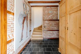 <p><span>In de geliefde en rustige woonwijk De List in Schoten bevindt zich deze grondig gerenoveerde vrijstaande woning, waar ruimte, comfort en energiezuinig wonen hand in hand gaan. Dankzij haar landelijke uitstraling, praktische indeling en prachtige tuin vormt dit een ideale thuis voor gezinnen die op zoek zijn naar rust zonder in te boeten aan bereikbaarheid.</span></p><p><span> </span></p><p><span>Via de inkomhal betreedt u de woning. Van hieruit komt u in de ruime leefruimte, een warme en uitnodigende plek waar de authentieke open haard meteen voor sfeer zorgt. Dankzij de royale oppervlakte is er meer dan voldoende plaats voor zowel een gezellige zithoek als een ruime eethoek waar familie en vrienden samenkomen.</span></p><p><span> </span></p><p><span>Aansluitend bevindt zich de volledig vernieuwde keuken, uitgerust met alle nodige toestellen en afgewerkt met oog voor comfort en gebruiksgemak. Naast de keuken vindt u een praktische berging met ingemaakte kasten en een aparte doorgang naar de zijkant van de woning, ideaal als extra toegang tot het pand. Verder beschikt de woning over een dubbele garage, perfect voor wagens, fietsen en extra opslagruimte.</span></p><p><br /></p><p><span>Thuiskomen doet u hier in alle comfort. Dankzij de ruime oprit voor de dubbele garage kunnen twee wagens eenvoudig op eigen terrein worden geparkeerd, een praktisch voordeel dat elke dag opnieuw gewaardeerd wordt.</span></p><p><br /></p><p><span>Op het gelijkvloers vinden we daarnaast een apart gastentoilet, een verzorgde badkamer uitgerust met een inloopdouche, lavabo en tweede toilet, evenals een volwaardige kamer. Deze ruimte kan u uitstekend inrichten als bureau voor wie regelmatig van thuis uit werkt of als gelijkvloerse slaapkamer.</span></p><p><span> </span></p><p><span>De eerste verdieping biedt plaats aan drie slaapkamers, een apart toilet en een praktische wasruimte. Daarnaast is er nog een ruime polyvalente ruimte die tal van mogelijkheden biedt en eenvoudig kan worden ingericht als extra slaapkamer, hobbykamer of speelruimte. Op de tweede verdieping bevindt zich nog een bijkomende zolderverdieping die zorgt voor meer dan voldoende bergruimte.</span></p><p><span> </span></p><p><span>Ook buiten is het volop genieten. De ruime tuin sluit mooi aan op de leefruimte en vormt een heerlijke plek om te ontspannen. Achteraan bevindt zich een groot tuinhuis met een gezellige overdekte zithoek, waar u het hele jaar door van het buitenleven kunt genieten.</span></p><p><span> </span></p><p><span>Deze woning is niet alleen comfortabel, maar ook bijzonder energiezuinig. Met maar liefst 30 zonnepanelen, een thuisbatterij van 15 kW en een uitstekende EPC-score A bent u voorbereid op de toekomst.</span></p><p><span> </span></p><p><span>Een vrijstaande gezinswoning met karakter, ruimte en moderne energieprestaties, gelegen in één van de meest gegeerde woonwijken van Schoten.</span></p><p><br /></p><p><span>Troeven:</span></p><ul><li><span>Gerenoveerde woning</span></li><li><span>30 zonnepanelen - thuisbatterij 15 KW</span></li><li><span>EPC A</span></li></ul>