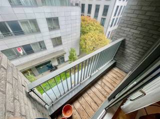 Dit gerenoveerd en gemeubeld appartement, opgeleverd in 2009 is gelegen op wandelafstand van de Nieuwstraat, metro Rogier en Yser,...