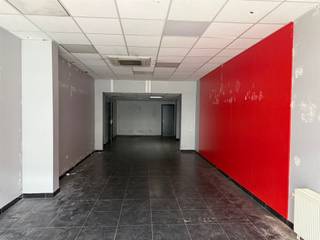 <p><span>Handelsgelijkvloers met woonst in hartje Wilrijk</span></p><p><span> </span></p><p><span>Te midden van de handelskern van het bruisende Wilrijk kan u dit leuk opbrengsteigendom met toffe voorgevel terugvinden.</span></p><p><span> </span></p><p><span>Momenteel staat de handelsgelijkvloers leeg en biedt dit een unieke kans voor eigen gebruik of herontwikkeling. Er is namelijk een mogelijkheid voor een deel te ontpitten en de handelsgelijkvloers op te splitsen tussen een voorste gedeelte, een zalige patio tuin te maken en achteraan in het achterhuis nog iets fijn te maken. Er is momenteel langs de achterzijde ook nog een tuin aanwezig.</span></p><p><span> </span></p><p><span>Het handelsgelijkvloers heeft en eigen ingang maar er kan ook een aparte ingang gecreërd worden voor het achterliggende woongedeelte. Gelegen in een kleinschalig gebouw zonder gemeenschappelijke kosten van syndicus. </span></p><p><span> </span></p><p><span>Het interessante hier is de toplocatie op een zeer visibele locatie + de mogelijkheid om er ook te wonen + de onmiddellijke beschikbaarheid. </span></p><p><span> </span></p><p><span>Aarzel niet mij te contacteren op 0476/40.86.76 voor een bezoek.</span></p>