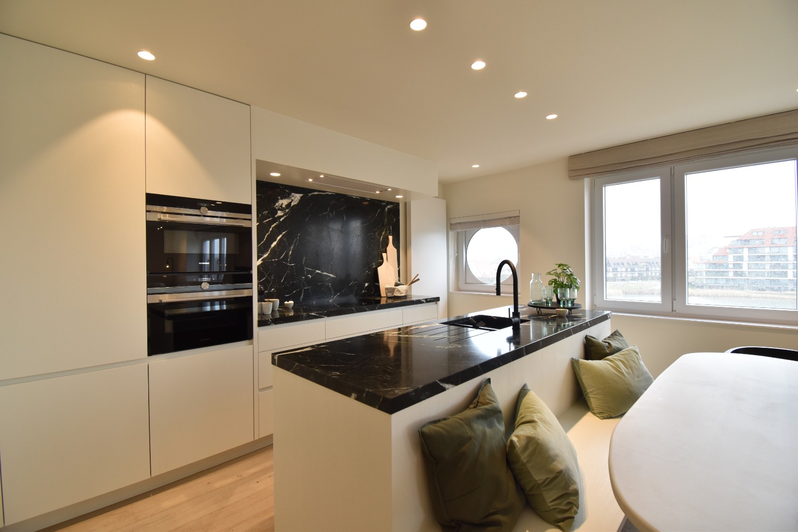 PRACHTIG GERENOVEERD APPARTEMENT MET OPEN ZICHT OP HET ZEGEMEER TEGENOVER LA RESERVE. - foto 4