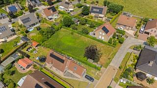 <p>Bent u op zoek naar de ideale locatie om uw droomwoning te realiseren? Dan verdient deze prachtig gelegen bouwgrond absoluut uw aandacht.<br /><br />Met een perceeloppervlakte van 904 m² biedt deze bouwgrond u alle ruimte om een woning te creëren die volledig aansluit bij uw woonwensen, levensstijl en toekomstplannen. De grond is gelegen in een rustige, residentiële omgeving met een aangename woonkwaliteit, terwijl winkels, scholen, openbaar vervoer en belangrijke invalswegen zich op korte afstand bevinden.<br /><br />Dankzij de ligging in woongebied én binnen een vergunde residentiële verkaveling beschikt u over een duidelijk stedenbouwkundig kader, zodat u met vertrouwen uw bouwproject kunt voorbereiden.<br /><br />Een bouwgrond op een aantrekkelijke locatie is vandaag een zeldzame opportuniteit. Bent u op zoek naar een perceel waar u zonder compromissen uw toekomst kunt uitbouwen? Dan nodigen wij u graag uit om deze unieke kans zelf te ontdekken.<br /><br />De verkavelings- en stedenbouwkundige voorschriften zijn eenvoudig verkrijgbaar op verzoek, zodat u zich vooraf een volledig beeld kunt vormen van de bouwmogelijkheden.<br /><br />Interesse?</p>