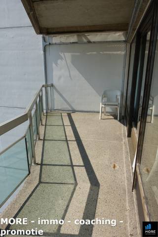 <br />Mooi gemeubelde <strong>studio met autostaanplaats </strong>in <strong>multi-eigendom</strong> beiden voor de <strong>periode van 01/08 - 02/09 . </strong>De studio beschikt over een inkomhal, een ingerichte keuken, een woonkamer, een eetkamer/slaaphoek, een badkamer met ligbad en een afzonderlijk toilet. Het ruime terras - geschikt voor eettafel - over de volledige breedte van het appartement biedt een fantastisch open zicht over het meer. De residentie zelf biedt meerdere extra faciliteiten voor bewoners: een privéstrand, twee overdekte zwembaden met douches &amp; kleedkamers. Op wandelafstand van de zeedijk en het strand. De residentie is aangepast voor mindervaliden en heeft ook een conciërge ter plaatse. Het <strong>alternatief op vakantiehuur</strong> en goedkoper dan ieder jaar een vakantieverblijf te moeten huren. Ook interessant als <strong>opbrengsteigendom</strong> met vlotte verhuurmogelijkheden hartje zomer. Gemeenschappelijke fietsenstalling. Contacteer ons voor een vrijblijvend bezoek en oordeel zelf!<br /><br /><br /><span><strong>Tekoopstelling onder voorwaarden; Zie www.more.be, "bijlagen" en onder voorbehoud van beschikbaarheid.</strong></span>