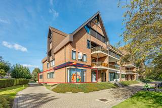 <p><strong>INDELING</strong><br /><strong>GELIJKVLOERS</strong><br />Privatieve inkomhal met ingemaakte kasten, tussendeur naar de kantoorruimte en wachtzaal. <br />Kantoorruimte met apart sanitair gedeelte, voorzien van wastafel en twee aparte toiletten. <br />Technische ruimte. Berging. <br />2 kantoorruimten/vergaderzaaltjes.<br />Keuken voorzien van koelkast en vaatwasmachine. <br /><br /><strong>BUITEN</strong><br />Achteraan zijn er drie privatieve autostaanplaatsen. <br />Vooraan zijn er gemeenschappelijke autostaanplaatsen voor klanten, bezoekers,….<br /><br /><strong>BIJZONDERHEDEN</strong><br />Houten ramen. Dubbele beglazing. Airconditioning. Elektrische installatie is conform.<br /><br /><strong>POSITIEVE ASPECTEN</strong><br />Ruim en gelijkvloers handelspand (ca 194m²)<br />Reeds ingedeeld in verschillende kantoren/vergaderzalen<br />Voorzien van keuken voor personeel<br />Vooraan gemeenschappelijke autostaanplaatsen (cliënteel), achteraan 3 privatieve autostaanplaatsen<br />Goed investeringspand.<br /><br />Het pand is momenteel verhuurd (informeer op ons kantoor naar de huurvoorwaarden).<br /><br /></p>