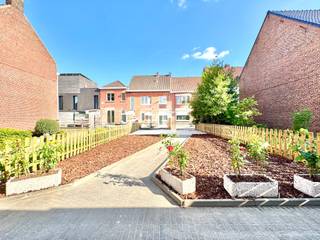 Volledig gerenoveerde woning te centrum Waregem; Indeling: Aangelegde voortuin met parking; Inkom met traphal, wandkast nutsvoorzieningen;...