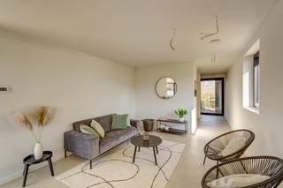 <p>Ontdek dit kleinschalig nieuwbouwproject bestaande uit 10 moderne woningen, gelegen in een doodlopende straat binnen een nieuwe verkaveling in Westerlo. Hier woont u in alle rust, omringd door groen, met weilanden en bosgebied op wandelafstand.</p><p>De woningen werden ontworpen met oog voor comfort, energiezuinigheid en een doordachte indeling. Elke unit beschikt over een lichtrijke leefruimte met open keuken, meerdere slaapkamers en een private buitenruimte met terras en tuin. Bovendien geniet u als koper nog van inspraak in de afwerking van keuken en badkamer, zodat u uw woning volledig naar eigen smaak kunt personaliseren.<br /></p><p>Het project onderscheidt zich door zijn aangename en veilige woonomgeving. De doodlopende straat zorgt voor weinig verkeer, ideaal voor gezinnen met kinderen. Daarnaast zijn er extra gemeenschappelijke parkeerplaatsen voorzien, evenals een gedeelde tuinzone die bijdraagt aan een open en groen karakter.<br /></p><p>De ligging combineert rust en bereikbaarheid: winkels, scholen en belangrijke invalswegen bevinden zich op korte afstand, waardoor u vlot verbonden blijft met de omgeving.<br /></p><p><strong>Troeven van het project:</strong></p><p>✅ Rustige ligging in doodlopende straat</p><p>✅ Groene omgeving met weiland en bosgebied vlakbij</p><p>✅ Energiezuinige en hedendaagse architectuur</p><p>✅ Keuzevrijheid in afwerking (keuken en badkamer)</p><p>✅ Vlotte verbinding naar winkels, scholen en snelweg</p>