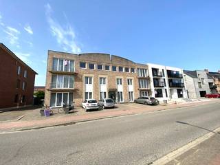 Centraal gelegen appartement op de 1STE verdieping (achterkant gebouw). Bestaande uit: Inkomhal, badkamer (bad), berging/wasplaats, 2 slaapkamers, woonkamer met open keuken. terras. Garage achteraan gebouw. Beschikbaar: begin november 2026. EPC 101kWh/m² (label: B). Gemeenschappelijke kosten 16 euro per maand.