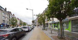 Op de tweede verdieping van een kleinschalige residentie, pal aan de Centrumlaan, vinden we dit compleet gerenoveerde hoekappartement met...