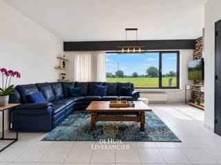 Aan het einde van een doodlopende straat bevindt zich deze charmante woning op een uitzonderlijk rustige ligging. Hier geniet u dagelijks van een vrij en weids uitzicht over de achterliggende velden, waardoor natuur, privacy en wooncomfort perfect samenkomen.<br />Binnen beschikt de woning over een lichtrijke leefruimte, een vernieuwde halfopen keuken en drie volwaardige slaapkamers die voldoende ruimte bieden voor een gezin of een thuiswerkplek. Daarnaast beschikt de woning over een geïsoleerde zolder, ideaal als extra bergruimte of met potentieel voor verdere invulling.<br />Ondanks de serene ligging bevinden winkels, scholen, openbaar vervoer en recreatiemogelijkheden zich op korte afstand. Bovendien geniet u van een uitstekende bereikbaarheid dankzij de nabijheid van de A12 en de E19, waardoor Antwerpen, Brussel en Mechelen vlot bereikbaar zijn. Een unieke kans voor wie rustig wil wonen in een groene omgeving zonder in te boeten aan comfort en bereikbaarheid.<br /><br />EPC :  179kWh/m<sup>2</sup> (Label B)<br />Stedenbouwkundige inlichtingen in aanvraag<br />Waterinfo : P-Score = B, G-Score = A<br /><br />Dit is niet wat je zoekt ? Al gehoord van AANKOOPBEGELEIDING ?   Wij zoeken, bezoeken en onderhandelen mee met jou voor eigendommen die worden aangeboden door particulieren, andere makelaars of eigendommen die zelfs (nog) niet te koop staan?<br />Vraag meer informatie over aankoopbegeleiding via welkom@dehuisleverancier.be of 0489/069.000<br /><br />de Huisleverancier : Persoonlijk, voor iedereen Service, Kwaliteit en Vertrouwen !