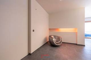 Ce bien commercial, actuellement aménagé en espace de bureaux et bénéficiant de finitions de haute qualité, profite d’une excellente accessibilité...