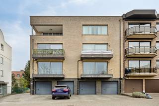 Dit kleinschalige en modern afgewerkte appartementsgebouw is slim ingedeeld en biedt een perfecte mix van wooncomfort en parkeergelegenheid...