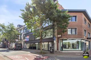 Welkom in het bruisende centrum van Hasselt, waar stadssfeer en charme hand in hand gaan. Aan de gezellige en levendige Aldestraat vind je dit instapklare opbrengsteigendom dat in 2013 volledig gerenoveerd werd met kwalitatieve materialen en oog voor detail.<br /><br />Deze building heeft maar liefst een gevelbreedte van 11 m, is gelegen op een perceel van 84 ca. en bestaat uit een commerciële ruimte en twee bovenliggende appartementen met aparte toegang. Het pand is volledig onderkelderd. Alle units zijn voorzien van aparte nutsvoorzieningen.<br /><br /><u>Een handelsruimte op de gelijkvloerse en 1ste verdieping - bewoonbare oppervlakte van ca. 150 m²:</u><br />Deze veelzijdige commerciële ruimte is verdeeld over twee verdiepingen en biedt alles voor een succesvolle zaak: een aparte opslagruimte, paskamers, een toilet én een kelder van 30 m². Het handelspand is momenteel vrij, dus je kan hier meteen van start gaan!<br /><br />Deze eigendom is ideaal voor ondernemers die op zoek zijn naar een karaktervol pand met rendement, op een toplocatie in het hart van Hasselt – omringd door boetieks, hippe handelszaken en een constant passerend publiek.<br /><br />Interesse of een bezoek plannen? Contacteer Valère Vangeel via 0472 323 424 of mail naar valere@vestio.com.