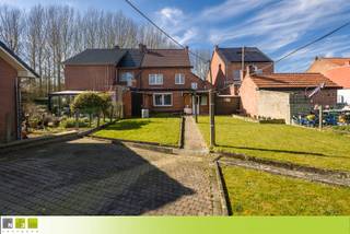 INSTAPKLARE WONING MET EEN WERKPLAATS VAN 110M², 3 SLAAPKAMERS, CENTRALE VERWARMING EN DUBBEL GLAS, HEEL RUSTIG GELEGEN IN EEN DOODLOPENDE STRAAT...
