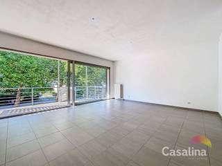 <p><strong>Casalina Real Estate biedt exclusief te koop aan:</strong><br />Een comfortabel appartement van <strong>95 m²</strong> (conform het PEB-certificaat), gelegen op de <strong>tweede verdieping</strong> van een goed onderhouden gebouw uit <strong>2003</strong>, voorzien van een <strong>lift</strong>.</p>
<p>Gelegen in een <strong>strategische buurt</strong> met winkels, scholen en openbaar vervoer in de onmiddellijke nabijheid, biedt dit appartement een uitstekende bereikbaarheid van het <strong>centrum van Brussel</strong> en omliggende wijken.</p>
<p><strong>Indeling van het appartement</strong></p>
<ul>
<li>Inkomhal</li>
<li>woonkamer</li>
<li>Eetkamer met toegang tot een <strong>terras van 15 m²</strong> – ideaal voor gezellige maaltijden of ontspanning</li>
<li>Twee goed ingedeelde slaapkamers met elk hun bad/douchekamer, perfect voor een gezin of koppel</li>
<li>Volledig uitgeruste keuken</li>
<li>Berging - wasplaats met individuele verwarmingsketel</li>
<li>Fietsenstalling in het gebouw aanwezig</li>
<li>Geen staanplaats of kelder aanwezig</li>
</ul>
<p><strong>Extra troeven</strong></p>
<ul>
<li>Videofooninstallatie</li>
<li>Elektrische keuring conform en geldig tot 15/11/2026</li>
</ul>
<p><strong>Informatie over de syndicus<br /></strong>Provisie lasten : 132,10/maand , provisie reservefonds : 28,85/maand<br />Elektriciteit en verwarming privatief.</p>
<p><strong>Wettelijke informatie</strong></p>
<ul>
<li><strong>PEB-score: D+</strong></li>
<li><strong>Energieverbruik:</strong> 156 kWh/m²/jaar</li>
<li><strong>Verwarming:</strong> individuele installatie op <strong>aardgas</strong></li>
</ul>
<p><strong>Verkoop zonder zorgen?</strong><br />Vraag naar onze voorwaarden voor een <strong>zorgeloze verkoop</strong> van uw eigendom.</p>
<p><strong>Meer info of een bezoek plannen?<br /></strong>Surf naar www.casalina.be, mail ons via <strong>info@casalina.be</strong></p>
<p><em>Alle vermelde informatie en oppervlaktes zijn louter indicatief en niet bindend.</em></p>