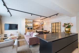 LUXUEUS, GEMEUBELD APPARTEMENT MET TWEE SLAAPKAMERS GELEGEN IN HET HARTJE VAN OOSTENDE<br /><br />De elegante, lichte woonkamer loopt naadloos over in een zonnig terras met schitterend uitzicht op het levendige centrum van Oostende. De moderne open keuken is voorzien van hoogwaardige apparatuur. Achteraan het appartement liggen twee ruime slaapkamers, waaronder de hoofdslaapkamer met een privébalkon. De badkamer is uitgerust met een royale inloopdouche, een luxueus ligbad en een apart toilet voor extra comfort.
<ul>
	<li>3de verdieping</li>
	<li>Onmiddellijk beschikbaar</li>
	<li><strong>Domicilie mogelijk</strong></li>
	<li>Wordt volledig GEMEUBELD verhuurd</li>
	<li>Provisie op vaste kosten en verwarming : € 150 per maand (incl. onderhoud gemeenschappelijke delen, water- en verwarmingsverbruik)</li>
	<li>EPC : 166</li>
</ul>