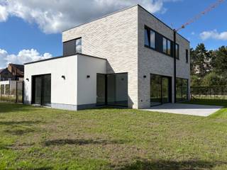 <p>In dit kleinschalige woonerf in het centrum van Sijsele bevindt zich deze energiezuinige koppelvilla. De locatie is ideaal voor wie rustig wil wonen zonder in te boeten op bereikbaarheid.<br />• Geen doorgaand verkeer<br />• Geen inkijk - Groen, stilte en volledige privacy<br />• Ruime tuin om volop buiten te leven & te genieten<br />• Vlotte bereikbaarheid naar Brugge, Damme, Maldegem en de Kust<br />• Pal aan fietsroute Brugge - Maldegem en nabij de Damme golf.<br />• Winkels en scholen op wandelafstand<br /><br />Klaar voor de toekomst!<br />• Geothermie: voor verwarmen én koelen via grondwarmte<em>(= géén storende warmtepomp nodig in tuin)</em><br />• Zonnepanelen die het energieverbruik compenseren<br /><br />Slim investeren in wooncomfort<br />• Extreem lage tot amper energiekosten<br />• De woning verdient zichzelf deels terug dankzij de lage verbruikskosten!!<br />• Voldoet niet alleen aan de huidige strenge, maar ook reeds aan de toekomstnormen<br /><br />Enkele grote troeven:<br />• Ruime woning met een doordachte indeling<br />• Tijdloze en stijlvolle architectuur<br />• Hoogwaardige & duurzame afwerkingsgraad, uniek in Sijsele tov andere woonprojecten<br />• Zalige vloerverwarming in de volledige woning <br />• In de zomer zorgt de geothermie voor aangename koeling, geen airco nodig<br />• Tuin geschikt voor latere aanleg zwembad/poolhouse en cosy zonnetuinhuis<br />• Ruime parkeerplaatsen</p>
<p>Grondoppervalkte: 440,29m2 + carport 16,76m2 + staanplaats 16,50m2 <br />Bewoonbare oppervlakte: 187,37m2 en terras van +-22m2)</p>
<p>Inbegrepen in prijs aangelegde tuin (grondaanleg/effenen/planten/hekwerk-poort/…) ter waarde van +-22.500</p>
<p>Tot slot nog: tijdelijk bieden we u een waardebon voor sterrestaurant Sel Gris te Knokke-Heist om desgevallend uw aankoop op niveau van het project te vieren.</p>
<p>Interesse? Contacteer Bonne Vastgoed 7 op 7 via 050/73.73.73 of via info@bonnevastgoed.be</p>
