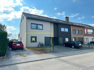 <p><span>Vous recherchez un appartement confortable et moderne ?</span></p><p><span>Appartement récent de plain-pied à louer, comprenant une chambre spacieuse, une salle de bains magnifiquement aménagée avec une douche élégante, ainsi qu'une cuisine entièrement équipée avec tous les appareils nécessaires. </span></p><p><span>Profitez du grand air sur la grande terrasse, idéale pour se détendre.</span></p><p><span>Une place de parking devant l'immeuble est incluse, pour que vous puissiez toujours vous garer sans souci. </span></p><p><span>Parfait pour ceux qui recherchent le confort et la commodité dans un cadre de vie contemporain.</span></p><p><span>Disponible le 1er octobre 2026.</span></p><p><span>Ne manquez pas cette opportunité unique ! Contactez-nous rapidement pour prendre rendez-vous via info@vastgoedplus.be ou au 015 200 999.</span></p>
