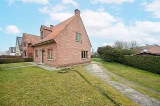 Op een rustige locatie in Sinaai (Sint-Niklaas), ter hoogte van Wijnveld 231, vinden we deze eigendom op een perceel van 594 m². Een interessante opportuniteit voor wie op zoek is naar een projectgrond met toekomst, hetzij via een grondige renovatie, hetzij via afbraak en heropbouw. Het perceel is driehoekvormig en beschikt over een relatief brede straatzijde van 27m, wat kansen biedt voor een doordachte inplanting en architecturale invulling. De bestaande woning dateert van 1956 en bevindt zich in te renoveren staat, waardoor de focus voornamelijk ligt op het perceel en de ontwikkelingsmogelijkheden. De ligging combineert een residentieel karakter met een vlotte bereikbaarheid naar het centrum van Sinaai, scholen, winkels en verbindingswegen richting Sint-Niklaas en de ruime regio.