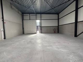 Unité PME récemment construite d'environ 144 m² à louer dans le projet Zeus situé le long de la Gauwelstraat à Zwevegem. Commodités : - Espace de stationnement- Lucarne- Sol en béton ciré- Portail sectionnel (env. 4,5 m x 4 m)- Porte d'entrée séparéeLieu :Situé le long de la Gauwelstraat et à seulement 10 km de l'E17 (sortie Kortrijk-Oost)Vous recherchez un bien immobilier commercial composé d'un entrepôt à louer dans la région de Zwevegem ? N'hésitez pas à nous contacter au 056 21 11 11.