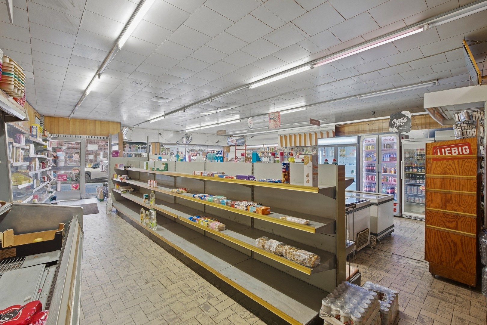 Commerciële handelsruimte met magazijn, garage en binnenkoer - foto 4