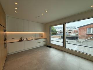 Zeer energiezuinig nieuw duplex appartement met veel ruimte en lichtinval.<br />Unieke ligging, op het kerkplein van Putte zonder doorgaand verkeer, met goede verbinding naar Mechelen, Lier & Heist op den Berg.<br />Vlakbij winkels, scholen en openbaar vervoer.<br /><br />Het appartement heeft een praktische indeling en is afgewerkt met zeer hoogwaardige materialen.<br /><br />Op het 1ste verdiep vindt men de open leefkeuken met terras (langs de achterzijde, gericht naar het zuiden) en de ruime leefruimte met zicht op het kerkplein.<br />Aan alle ramen van de zuidkant zijn eveneens screens voorzien. De 2 ruime slaapkamers, badkamer en berging bevinden zich op het gelijkvloers. <br />In de kelder, bereikbaar met lift en trap, zijn er 2 grote bergingen.<br />Ook is er aan de inkom een ruime berging voor fiets, vuilbak, e.d.m.<br /><br />Het appartement is energiezuinig met onder meer warmtepomp & 3 dubbel beglazing, voorzien van domotica en koeling. <br />Gemeenschappelijke kosten: voorschot 125 euro met jaarlijkse afrekening. <br /><br />Extra ondergrondse staanplaats mogelijk bij te huren in Waverlei op 70m afstand van het appartement aan €75/maand. <br /><br />Voor verdere info: 0473/33.33.10 of geoffry@wijns.be