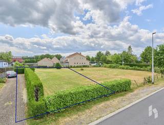 LOT 2Zuidelijk georiënteerd bouwperceel voor open bebouwing met een oppervlakte van 691m² en een straatbreedte van 15m...