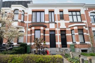 Berchem – Pulhof, Charmant gerenoveerde woning.In het hart van de Pulhofwijk met zijn herkenbare authentieke interbellum architectuur vinden we deze...