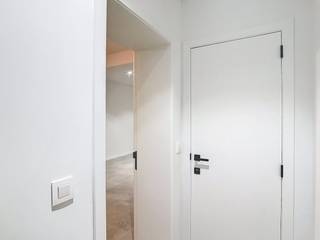 Deze woning is gelegen in de rustige Heilig-Hartstraat, een eenrichtingsstraat in het centrum van Poperinge. Alle winkels, scholen, horeca,... zijn op wandelafstand bereikbaar. Het huis werd van kop tot teen vernieuwd en is voorzien van een energiezuinige en kwalitatieve afwerking. <br />Het gezellig terras met buitenberging en uitweg voor fietsen is een extra troef. Parkeren kan op de openbare parking van het zwembad aan de achterkant.<br /><br />Indeling:<br /><br />* Gelijkvloers 0:<br />- inkomhal<br />- apart toilet<br />- lichtrijke leefruimte<br />- volledig ingerichte keuken uitgerust met een kleine tafel, ingebouwde kasten, vaatwasser, frigo, oven, keramische kookplaat met dampkap en microgolf<br />- wasplaats<br />- kleine kelderberging<br /><br />* Buitenniveau:<br />- gezellig oost-gericht terras<br />- buitenberging<br />- achteruitweg voor fietsen<br /><br />* Verdieping +1:<br />- nachthal<br />- 2 slaapkamers<br />- badkamer met inloopdouche, wastafel en linnenkast<br /><br />* Verdieping +2:<br />- slaapkamer met grote ingemaakte kast<br /><br />=> EPC-label B<br />=> Volledig geschilderd en voorzien van lamellen<br />=> Beschikbaar vanaf 1/09/2026