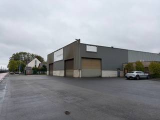 <p>Le long de la Vijverwegel à Melle, nous proposons à la location un bâtiment industriel composé de ± 3.400 m² d’entrepôt et de ± 350 m² de bureaux, situé sur une parcelle de ± 7.500 m² en zone industrielle.</p>
<p>L’entrepôt dispose de 7 portes, dont 4 portes sectionnelles, et est équipé d’un pont roulant. Le bâtiment est entouré de ± 3.750 m² d’espace extérieur, comme le montre le dernier plan. Celui-ci est presque entièrement revêtu et offre suffisamment d’espace de manœuvre pour les camions ainsi qu’un vaste parking. L’ensemble du site peut être fermé.</p>
<p>Le bâtiment se situe à proximité du ring R4 et de la Brusselsesteenweg, avec un accès aisé aux autoroutes E40 et E17.</p>
<p>Intéressé ? Contactez Structura.biz pour plus d’informations ou une éventuelle visite sur place !</p>