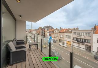 Langs de Kerkstraat te Uitkerke (Blankenberge) bevindt zich dit instapklaar, nieuwbouw 2-slaapkamerappartement op de tweede verdieping van de recente residentie ‘De Blanke Berg’. Deze moderne nieuwbouwresidentie staat synoniem voor kwaliteit, stijl en energie-efficiëntie, en vormt een ideale woonplek voor wie op zoek is naar hedendaags comfort in een serene omgeving.<br /><br />Het appartement verwelkomt u met een inkomhal voorzien van vestiaireruimte. Vanuit hier bereikt u de lichtrijke leefruimte, waar een stijlvolle woonkamer en een open, volledig ingerichte keuken één harmonieus geheel vormen. Dankzij de grote raampartijen baadt deze ruimte in natuurlijk licht en vormt ze het kloppende hart van de woning. Aansluitend bevindt zich een praktische berging – ideaal voor extra opslag – en een royaal terras waar u in alle rust van de buitenlucht kunt genieten.<br /><br />De badkamer is uitgerust met een inloopdouche met regendouche en een dubbele wastafel, uitgevoerd in een strakke en moderne stijl. Twee slaapkamers zorgen voor voldoende ruimte voor bewoners en gasten. Een apart toilet vervolledigt het geheel.<br /><br />Deze energiezuinige woonst is voorzien van vloerverwarming en hoogrendementsbeglazing, wat niet alleen bijdraagt aan uw wooncomfort maar ook aan een lage energiefactuur. Daarnaast beschikt de residentie over een gemeenschappelijke fietsenberging.<br /><br />Als extra troef is er de mogelijkheid tot aankoop van een private garagebox (€65.000), wat het plaatje compleet maakt.<br /><br />Het appartement en garage worden aan deze prijzen aangeboden onder VERKOOPRECHTEN (registratierechten). Mogelijkheid tot aankoop onder btw stelsel.<br /><br />Dit appartement vormt de ideale keuze voor wie op zoek is naar een zorgeloze woonoplossing in een recente en stijlvolle residentie, met alle comfort van vandaag. Perfect als vaste woonplaats of als tweede verblijf aan de Belgische kust.<br /><br />Mis deze kans niet en ontdek zelf het comfort en de kwaliteit die Residentie ‘De Blanke Berg’ u te bieden heeft!<br /><br />