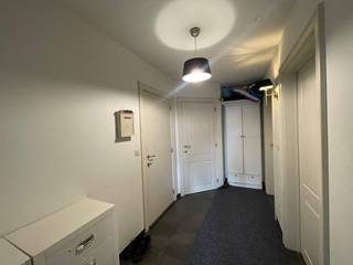 Appartement met 2 slaapkamers, groot terras, gemeenschappelijke tuin, midden in het centrum van Hulshout.<br />Inkomhal, 2 slaapkamers, badkamer met ligbad en douche, ruime lichtrijke leefruimte met open keuken, berging, via de leefruimtetoegang tot het ruime zuid-gericht terras.<br />Info/plaatsbezoek info@vandenvonder-decat.be of 0473/245102.<br />Beschikbaar vanaf 1 oktober.<br />Geen lift aanwezig in het gebouw. 