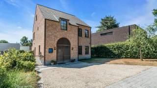 Immo3000 stelt u met trots deze villa voor, gelegen in het rustige en groene Pellenberg (Lubbeek), vlakbij alle nodige faciliteiten zoals een crèche, school, bakker, apotheek, bushalte en met een vlotte verbinding naar omliggende steden. Deze woning, gebouwd in 2019, combineert landelijk design met een zeer functionele indeling, ideaal voor gezinnen die op zoek zijn naar ruimte en comfort.<br /><br />De woning beschikt momenteel over drie ruime slaapkamers en twee stijlvolle badkamers, naast een grote afgewerkte zolder die flexibel te gebruiken is als extra grote slaapkamer, badkamer, hobbyruimte of kantoor. Ook is er een grote leefruimte met een ingerichte, luxueuze keuken die directe toegang bieden tot het terras en de tuin. Dankzij het doordachte ontwerp is er een fijne balans tussen privacy en samenhorigheid, ideaal voor zowel ontspanning als werk. Nog een belangrijke troef in de woning is de aanwezigheid van airco in zowel de benedenruimte als in alle slaapkamers, wat voor nog meer comfort zorgt in huidige klimaten. <br /><br />De woning is uitgerust met geavanceerde domotica, waardoor u het comfort en de veiligheid van uw huis eenvoudig kunt beheren via slimme bediening. Het systeem regelt onder andere de verlichting en beveiliging, wat bijdraagt aan een energiezuinige en comfortabele leefomgeving. Hierdoor ervaart u optimaal woonplezier met moderne technologie binnen handbereik. Naast de aanwezigheid van domotica, zijn er ook zonnepanelen aanwezig en een laadpaal.<br /><br />De aangelegde tuin vormt een oase van rust en groen rondom de woning. Het ruime terras en lounge bieden volop mogelijkheden om te genieten van het buitenleven tijdens alle seizoenen. Deze combinatie van comfort, ruimte en moderne voorzieningen maakt deze woning in Pellenberg een unieke kans voor gezinnen die zoeken naar een eigentijdse en lichte woonomgeving.<br /><br />Benieuwd hoe deze woning perfect aansluit bij uw woonwensen? Neem vandaag nog contact op en plan uw bezoek!