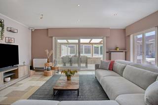 <br />Zo beschikt ze over 43 zonnepanelen, een thuisbatterij (22 kWh) en airco in de volledige woning, wat garant staat voor een aangenaam binnenklimaat en een aanzienlijk lagere energiekost.<br /><br />Daarnaast werd de woning afgewerkt met hoogwaardige en duurzame materialen, waarbij kwaliteit en oog voor detail centraal staan. De woning is volledig instapklaar, zodat u zonder zorgen kunt genieten van uw nieuwe thuis.<br /><br />Gelijkvloers<br />• Royale inkomhal<br />• Gastentoilet<br />• Grote badkamer met bad en douche<br />• Koele berging<br />• Lichtrijke leefruimte met gezellige zithoek en eetplaats<br />• Volledig uitgeruste keuken met bar<br />• Veranda<br />• Garage<br />• Kelder<br /><br />Eerste verdieping<br />• Nachthal<br />• 3 volwaardige slaapkamers, waarvan 1 met ingerichte dressing<br /><br />Tweede verdieping<br />• Bereikbaar via vaste trap<br />• Grote zolder met diverse mogelijkheden<br /><br />Troeven<br />• Rustige ligging in een aangename woonomgeving<br />• Verzorgde tuin met groot terras<br />• Volledig voorzien van airco (zowel koelen en verwarmen)<br />• 43 zonnepanelen met thuisbatterij (22kwh)<br />• EPC B<br />• Nabij winkels, scholen en belangrijke invalswegen<br />• Bewoonbaar oppervlak 285m²<br />• Grondoppervlak: 500m²<br /><br />Wenst u meer informatie of een bezoek ter plaatse? Vraag je bezoek aan via dewaele.com. <br /><br />De algemene voorwaarden van Dewaele DIY kunt u steeds raadplegen via dewaele.com.<br /><br />Bestuursmaatregelen in het maatregelenregister: nee