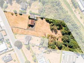 <p><span>Locatie<br /></span><span>Je vindt deze eigendom langs de Doornzeelsestraat in Evergem.<br />Aan de ene kant kijk je uit over open weiland en bomen, aan de andere kant zit je op enkele minuten van de R4 en de bedrijvigheid van de kanaalzone.<br />Het centrum van Evergem met winkels, scholen, bakker en slager bereik je in een handvol minuten. <br />Gent-centrum ligt op ongeveer een kwartier rijden. <br /><br /></span><span>Hoevewoning op royaal perceel van 5.072m²<br /></span><span>Je komt binnen in de leefruimte die groot genoeg is voor een zithoek aan de houtkachel en een eetplek.<br />Via een dubbele deur stap je door naar de keuken. <br />Die is uitgerust met een klassieke witte keukeninrichting, oven en kookplaat, en een extra gaskachel tegen een donkere tegelwand. <br />Rondomrond is er uitzicht op de tuin.<br />Op het gelijkvloers vind je verder de badkamer en een berging onder de trap.<br />Boven is er een ruime slaapkamer en een zolderruimte.<br /><br />Het geheel staat op een perceel van maar liefst 5.072 m², bestaande uit een grote open weide voor en naast de woning, en een bosperceel achteraan.<br />Er is een garage en tuinatelier.<br />De woning vraagt een totaalrenovatie.<br /><br /></span></p><p><span>Stedenbouwkundig gelegen in Koppelingsgebied K2: hou rekening met de voorschriften</span></p>