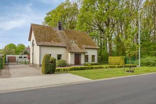 Bent u op zoek naar een residentieel gelegen open bebouwing met veel ruimte en een groene ligging? Dit huis te koop in Turnhout garandeert een goede balans tussen rust en bereikbaarheid. Het pand bevindt zich aan de Tielendijk in de rustige regio Zevendonk, net aan de rand van de stad Turnhout. Dit is een unieke kans voor het kopen van een kwalitatief huis op een perceel van 820 vierkante meter.De woning beschikt over een uitstekende mobiliteit. Binnen enkele minuten bereikt u de ring rond Turnhout, de oprit van de E34 en diverse verbindingen voor het openbaar vervoer. Bovendien bevinden alle nodige faciliteiten, zoals scholen en winkels, zich in de directe nabijheid. Een grote troef is de volledig zuidgerichte tuin waar u de hele dag door van de zon kunt genieten. Achteraan het perceel bevindt zich tevens een ruime vrijstaande garage met voldoende extra bergruimte.De indeling:Gelijkvloers:- Inkomhal- Lichtrijke en open leefruimte- Eethoek- Geïnstalleerde keuken met koele berging- Praktische wasplaats voorzien van een douche- Bureauruimte die ook kan dienen als extra slaapkamerEerste verdieping:- Ruime slaapkamer met aansluitende dressing- Tweede slaapkamer met berging- BadkamerDe eigendom wordt aangeboden via de Pre-sale formule. Van 17/06/2026 om 14:00 tot 20/06/2026 om 12:00 kan u de woning op afspraak komen bezichtigen en een bod uitbrengen. De vermelde prijs is een instelprijs. Voor meer info, gelieve contact op te nemen met de dossierverantwoordelijke.Bestuursmaatregelen in het maatregelenregister: nee