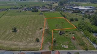 STEENHUIZE - WIJNHUIZE - Ruime bouwgrond met achterliggende weide van 4.238 m² in landelijk Steenhuize-Wijnhuize<br /><br />Deze uitzonderlijke bouwgrond met achterliggende weide (lot 1B) heeft een totale oppervlakte van maar liefst 42a 38ca en is gelegen in het rustige en landelijke Steenhuize-Wijnhuize. <br /><br />De grond is vlak gelegen en beschikt over een straatbreedte van 16,60 meter (loten 6 en 6A volgens het bijgevoegde plan). Als laatste bouwperceel aan deze zijde van de straat geniet u van een blijvend open en landelijk uitzicht, zowel achteraan als langs de zijkant van de toekomstige woning.<br /><br />Het perceel is deels gelegen in woongebied met landelijk karakter en deels in agrarisch gebied, wat zorgt voor een groene en rustige omgeving met tal van mogelijkheden.<br /><br />Bent u op zoek naar de ideale locatie voor het realiseren van uw droomwoning? Of wenst u een ruime bouwgrond voor een open bebouwing met een prachtig uitzicht en voldoende ruimte voor het houden van dieren of paarden? Dan is dit perceel absoluut een bezoek waard.<br /><br />Gronden van deze omvang en met dergelijke ligging zijn uiterst zeldzaam op de markt. Wacht niet te lang en ontdek zelf de vele troeven van dit unieke aanbod.<br /><br />Voor meer info of bouwvoorschriften 053/60.65.60.<br /><br />Belangrijkste bouwvoorschriften:<br />- Voorbouwlijn op ca. 13 m achter de voorste perceelgrens<br />- Max. voorgevelbreedte: 10,60 m, met een bouwvrije strook van 3 m langs beide zijden<br /><br />Afwerking mogelijk met:<br />- Hellend dak (max. 45° helling, kroonlijsthoogte max. 6,60 m)<br />- Plat dak (max. hoogte 6,6 m)<br /><br />Maximale bouwdiepte:<br />- Gelijkvloers: 15 m<br />- Verdieping: 12 m