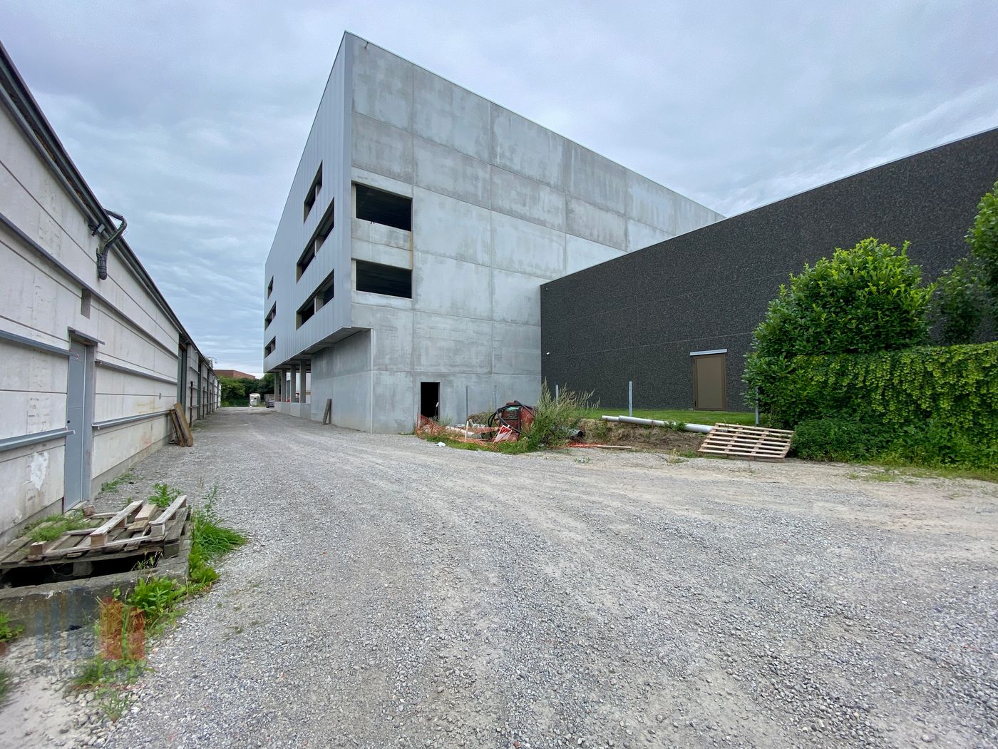 1.479 m² magazijn met kantoor langs bedrijvige Beernemsteenweg - foto 1