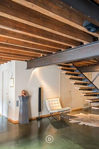 Zelden komt een loft van dit kaliber op de markt. Met een bewoonbare oppervlakte van maar liefst 183 m², indrukwekkende volumes en een uniek duplexconcept biedt deze eigendom een uitzonderlijke woonervaring in residentie “The Big Apple”.<br /><br />Gelegen in een levendige buurt met een vlotte verbinding naar het stadscentrum en het openbaar vervoer, combineert dit appartement stedelijke dynamiek met comfortabel en stijlvol wonen.<br />Op de eerste verdieping bevinden zich een inkomhal met vestiaire en gastentoilet, een polyvalente ruimte die vandaag wordt ingericht als bureau, een open keuken met eetplaats, een praktische provisieberging en een aangenaam inpandig terras van circa 10 m².<br /><br />De bovenverdieping omvat een indrukwekkende open leefruimte, een ruime masterbedroom met ensuite dressing en een stijlvolle badkamer.<br /><br />De hoge plafonds, open indeling en karaktervolle architectuur zorgen voor een authentieke loftbeleving met een unieke uitstraling. Dit instapklare appartement is ideaal voor wie op zoek is naar ruimte, licht en karakter in een bijzondere woonomgeving.
