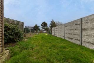 Immo Pické biedt U deze ruime en gunstig gelegen woning aan gelegen in de nabijheid van scholen, winkels, openbaar vervoer en de belangrijkste verbindingswegen. Deze woning bestaat uit een inkomhal, een ruime woonkamer en eetkamer, een gedeeltelijk ingerichte keuken, een berging, een toilet, een veranda en een garage. Op de eerste verdieping vinden we een nachthal, 3 ruime slaapkamers en een badkamer. Aanwezigheid van een tuin.