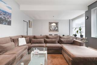 <p>Zoekt u een ruime en gerenoveerde woning met 4 slaapkamers in Wondelgem?<br />Dan hebben wij precies wat u zoekt!</p><p>Deze woning bevindt zich in een aangename, kindvriendelijke buurt in het hart van Wondelgem. Dankzij de centrale ligging geniet u van een vlotte verbinding met het centrum van Gent, zowel met de fiets, wagen als het openbaar vervoer. Tram- en bushaltes liggen op wandelafstand, net als winkels, scholen en andere dagelijkse voorzieningen.</p><p>GLV: Bij het betreden van de woning komt u terecht in de inkomhal, vanwaar u toegang heeft tot zowel de ruime keuken met alle nodige voorzieningen als de gezellige en lichtrijke leefruimte. Op het gelijkvloers bevindt zich ook een apart gastentoilet en is er toegang tot de ruime kelder, ideaal als extra bergruimte.<br />1steV: Hier vindt u twee ruime slaapkamers en een comfortabele badkamer, voorzien van een toilet en een douche.<br />2deV: Deze verdieping beschikt over nog een slaapkamer én een extra ruime slaapkamer met aansluitend een kamer die perfect kan dienen als dressing of bureau, én een tweede badkamer.</p><p>Zou deze woning iets voor u kunnen zijn?<br />Wees er dan snel bij en neem vandaag nog contact met ons op voor meer informatie of een bezoek ter plaatse.<br /> </p>