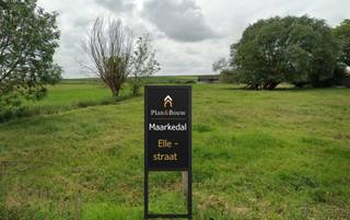 In de Ellestraat in Maarkedal bieden wij vier ruime bouwgronden voor open bebouwing aan, gelegen in een groene en landelijke omgeving.<br />Met perceeloppervlaktes van ca. 884 m² tot 1.325 m² geniet u hier van open zichten, privacy en alle ruimte om uw woondroom te realiseren.<br />Samen met Plan & Bouw ontwerpen en bouwen we een woning die volledig aansluit bij uw gezin, levensstijl en budget.<br />Waarom kiezen voor Maarkedal?
<ul>
<li> Rustige ligging in de Vlaamse Ardennen</li>
<li> Open bebouwing</li>
<li> Ruime percelen</li>
<li> Vrij uitzicht op de omliggende velden</li>
<li> Ontwerp en bouw volledig op maat</li>
</ul>
Interesse? We lichten de mogelijkheden graag toe tijdens een vrijblijvend gesprek.