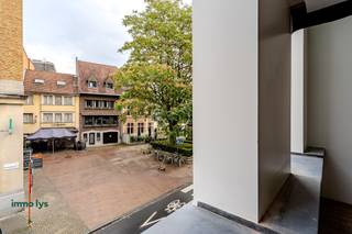 Nieuwbouwappartement centrum Kortrijk beschikbaar vanaf 1/08/2026!<br /><br />Uitstekend gelegen en afgewerkt nieuwbouwappartement aan het Schouwburgplein te Kortrijk in het volle centrum. Op amper 150m van het station en wandelafstand van de Grote Markt.<br /><br />Appartement met 1 slaapkamer voorzien van een lichtrijke woonkamer met een aangrenzend terras, keuken, berging, apart toilet en badkamer met inloopdouche. De keuken is volledig uitgerust met een koelkast, combi-oven, vaatwas, inductiekookplaat en dampkap. Het terras is zuidwest georiënteerd. Huurprijs 795 euro/m + 50 euro/m gemeenschappelijke kosten.<br /><br />Ideale parkeergelegenheid voor de deur met de ondergrondse parking "schouwburg" waar men kan beschikken over een gratis nachtabonnement of een voordelig bewonersabonnement.<br /><br />Meer weten? Neem contact op met Louise via louise@immo-lys.be