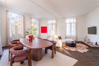 <strong>Pure elegantie in het hart van de Markgravewijk</strong><br /><br />In de rustige Brusselstraat, op een toplocatie tussen de charmante Troonplaats en het bruisende Zuid, vind je dit volledig en stijlvol gerenoveerde appartement. De buurt combineert gezellige horeca, goede bereikbaarheid, groen en vlotte verbindingen richting station Antwerpen-Zuid en belangrijke invalswegen.<br /><br />Binnen word je ontvangen in een warm en verfijnd interieur waar authentieke elementen subtiel werden behouden. De hoge plafonds, moulures, sierhaard en het prachtige visgraatparket zorgen voor een tijdloze, magazinewaardige sfeer. De leefruimte baadt in het licht dankzij de grote ramen en het charmante balkonnetje vooraan.<br /><br />De keuken is een absolute troef: een moderne, luxe ingerichte ruimte met groot werkblad en kookeiland, perfect voor wie houdt van koken en gezelligheid. Alles voelt doordacht, strak en kwalitatief afgewerkt.<br /><br />De ruime hoofdslaapkamer ademt rust en comfort uit, met elegante ingemaakte kasten en directe toegang tot de prachtige badkamer. De badkamer werd stijlvol ontworpen met zachte tinten, hoogwaardige materialen, ligbad én douche; een plek die elke dag als een mini-wellness voelt.<br /><br />Verder biedt het appartement een tweede slaapkamer die ideaal is als logeerkamer, bureau of dressing, én een aparte wasruimte in de inkomhal.<br /><br />Een uniek appartement dat charme, klasse en hedendaags comfort combineert op een van de meest gegeerde locaties van Antwerpen.<br /><br />Contacteer LISTED voor een bezoek: <strong>+32 3 283 51 51</strong>