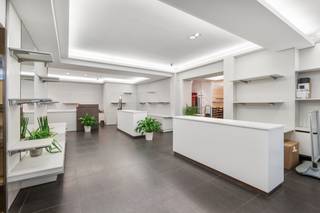 <p>Te koop: ruim handelspand in de Hoogstraat, hartje centrum van Boom.</p>
<p>Dit handelspand biedt een strategische centrale ligging, waardoor u profiteert van een constante stroom voorbijgangers en klanten. Met een ruime oppervlakte en veelzijdige mogelijkheden is het pand geschikt voor uiteenlopende commerciële activiteiten. Bovendien geniet u van uitstekende zichtbaarheid en een professionele uitstraling, ideaal voor ondernemers die willen opvallen.</p>
<p>Belangrijkste ruimtes:<br />• Open commerciële ruimte met grote etalage en veel lichtinval.<br />• Achtergelegen opslag- of werkruimte.<br />• Sanitair en technische voorzieningen.</p>
<p>Troeven:<br />• Strategische centrale ligging in het bruisende centrum.<br />• Ruime oppervlakte met flexibele indelingsmogelijkheden.<br />• Uitstekende zichtbaarheid dankzij brede gevel en etalage.</p>
<p>Neem vandaag nog contact op met uw ERA-makelaar voor een bezoek. JOUW DROOMHANDELPAND. ZO GEVONDEN!</p>